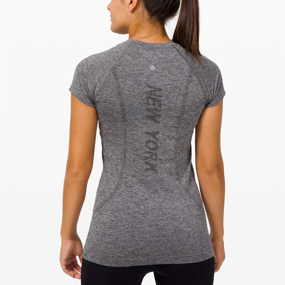 Lululemon Swiftly Tech Short Sleeve 2.0 *City
New York / Silver Drop / Black 6